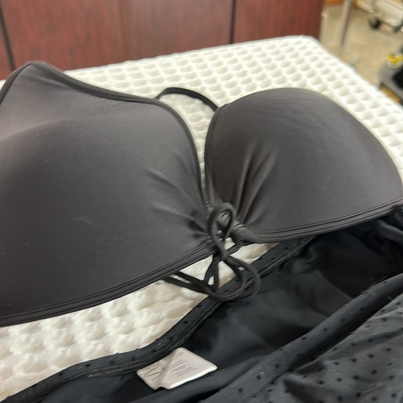 Two piece bikini the top, his body glove the bottom is Skye - Picture 5 of 7